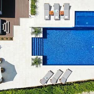 Villa Pino With Pool, Sauna & Jacuzzi Apartmán
